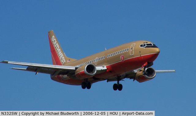 N332SW, 1988 Boeing 737-3H4 C/N 23696, On approach to 12R