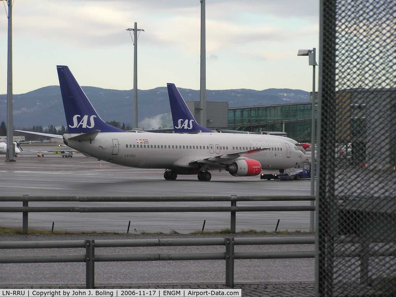 LN-RRU, 2002 Boeing 737-883 C/N 28327, Boeing 737 push-back at Oslo, Norway