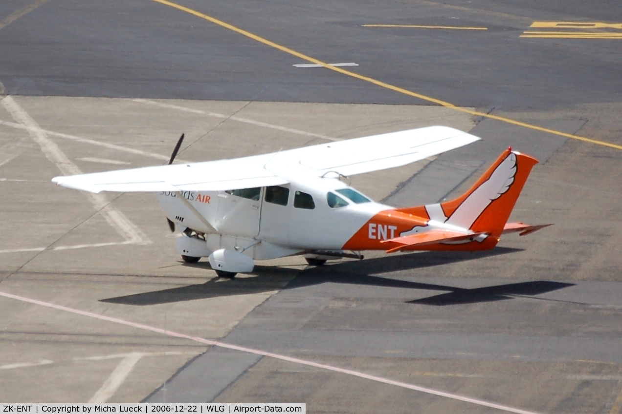 ZK-ENT, Cessna U206G Stationair C/N U20603667, Taxiing to the runway