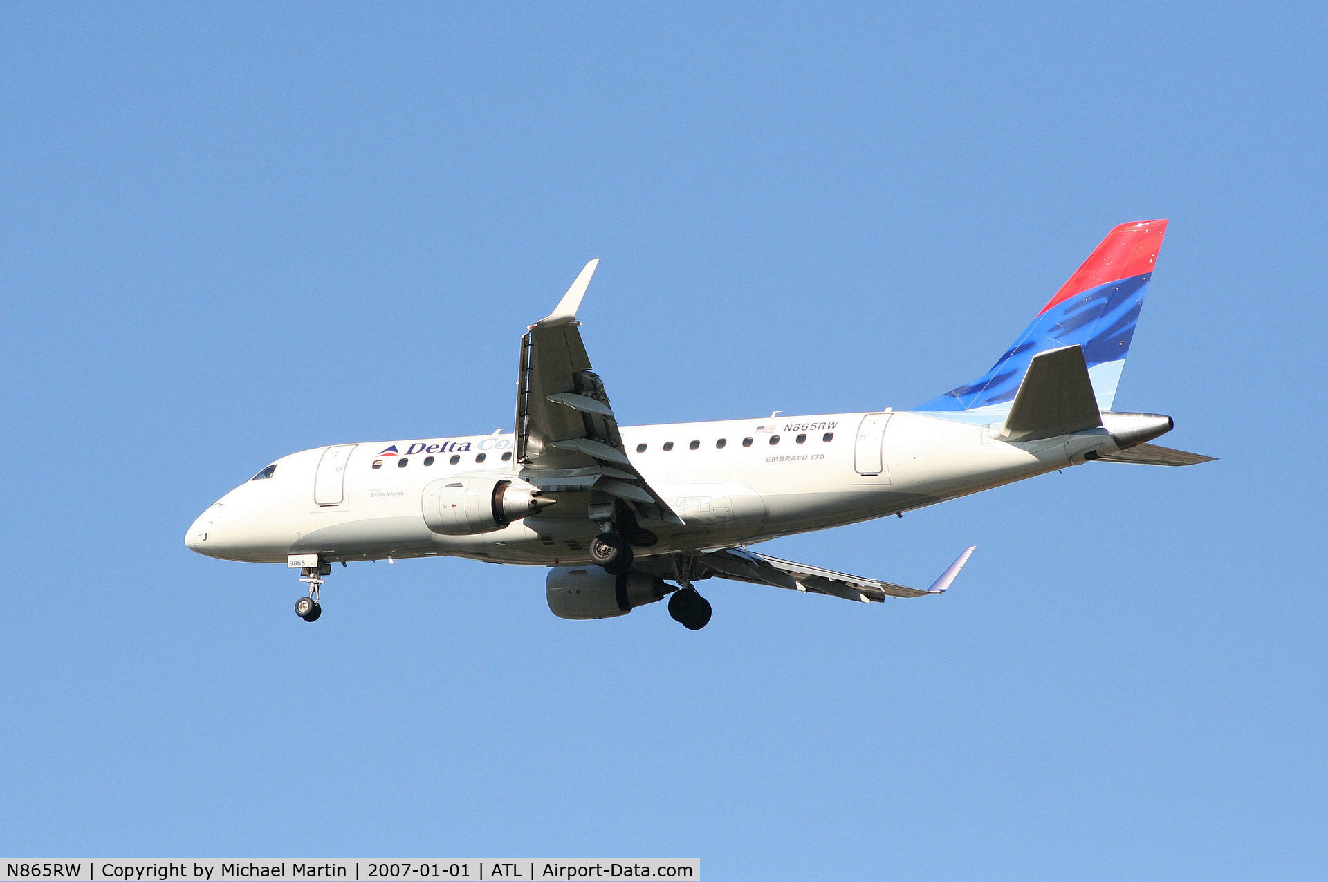 N865RW, 2006 Embraer 170SE (ERJ-170-100SE) C/N 17000122, Over the numbers of 26L