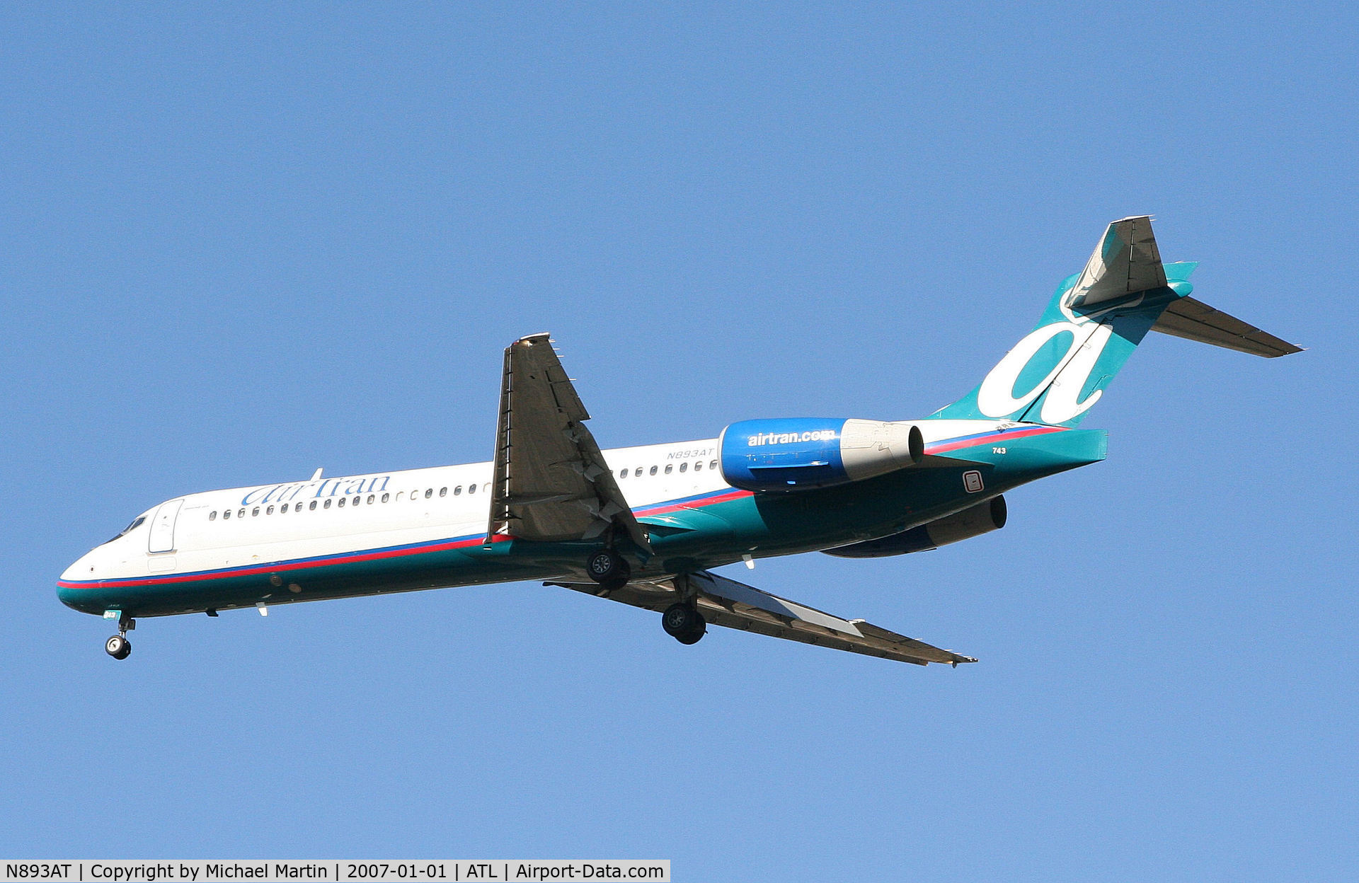N893AT, 2004 Boeing 717-200 C/N 55045, Over the numbers of 26L