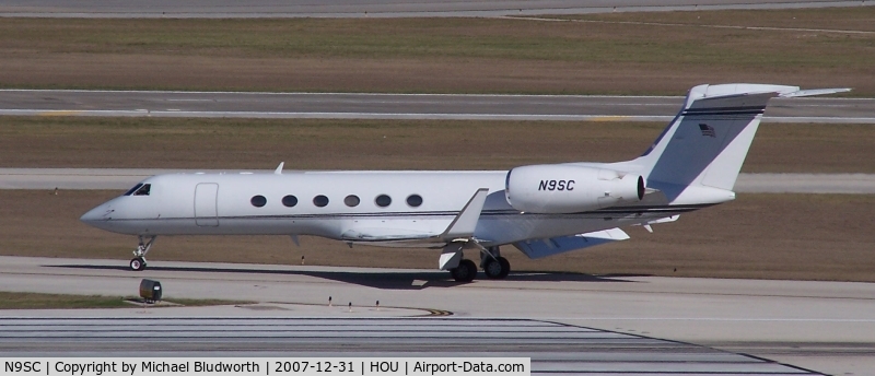 N9SC, 1998 Gulfstream Aerospace G-V C/N 552, Turns off 30L after landing