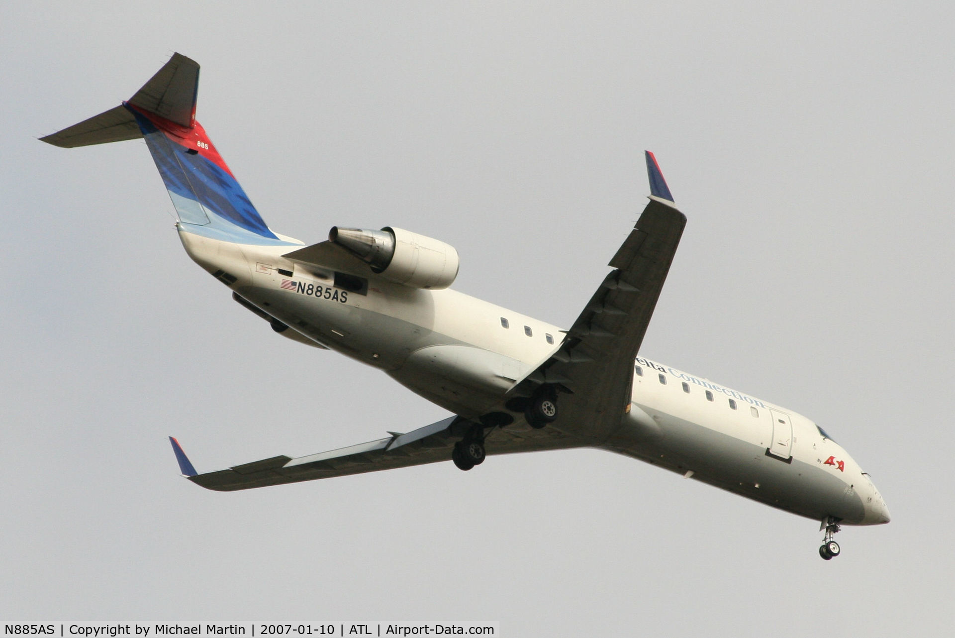 N885AS, 2001 Bombardier CRJ-200ER (CL-600-2B19) C/N 7521, Over the numbers of 9R