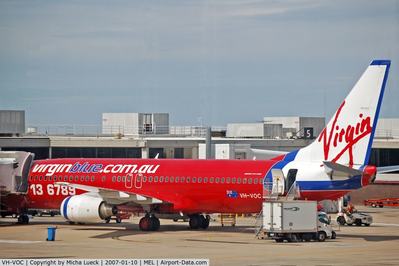 VH-VOC, 2002 Boeing 737-8BK C/N 30623, At the gate