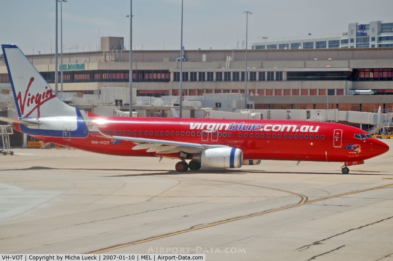VH-VOT, 2004 Boeing 737-8FE C/N 33801, Arriving at the gate
