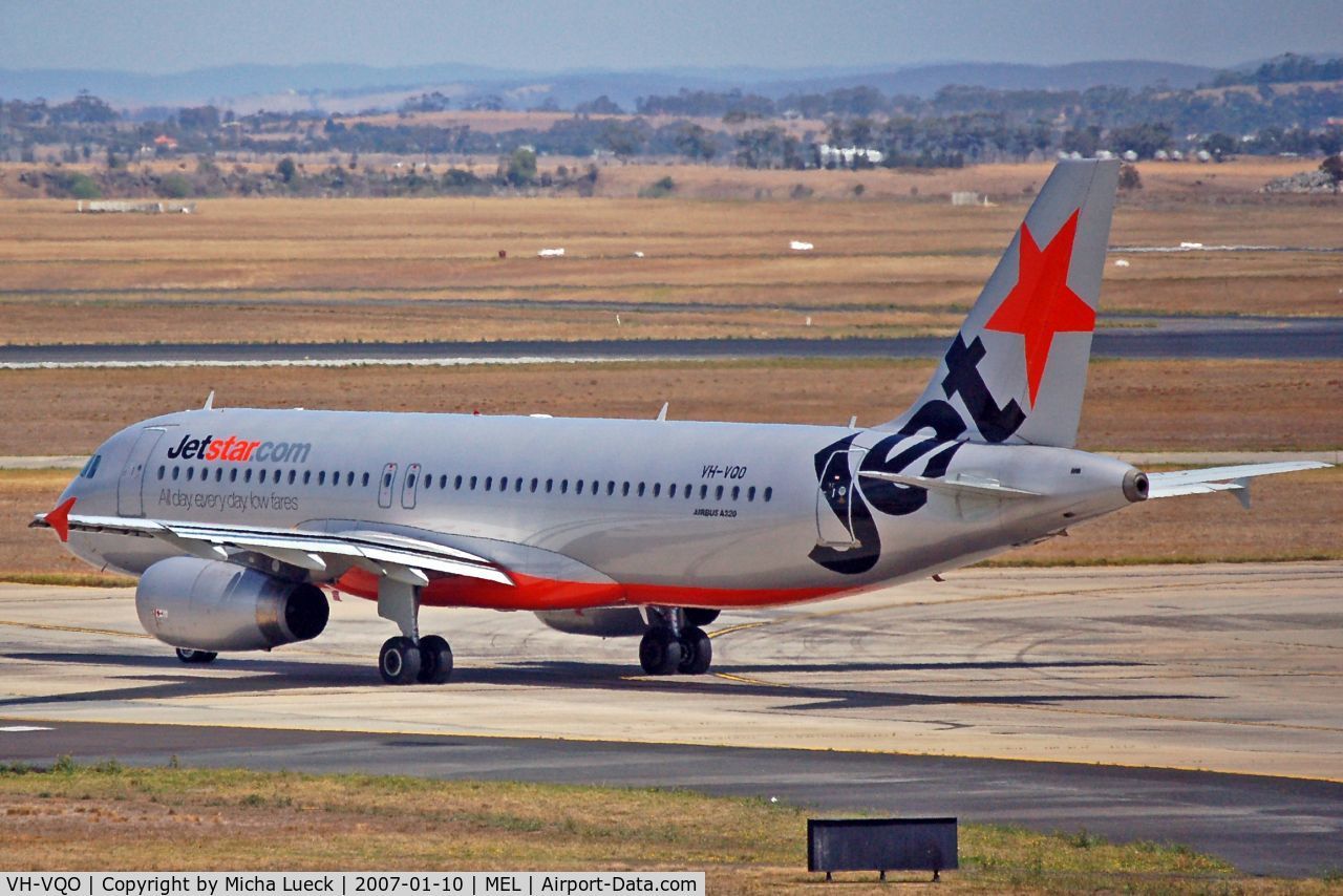 VH-VQO, 2000 Airbus A320-232 C/N 2587, Taxiing to the runway