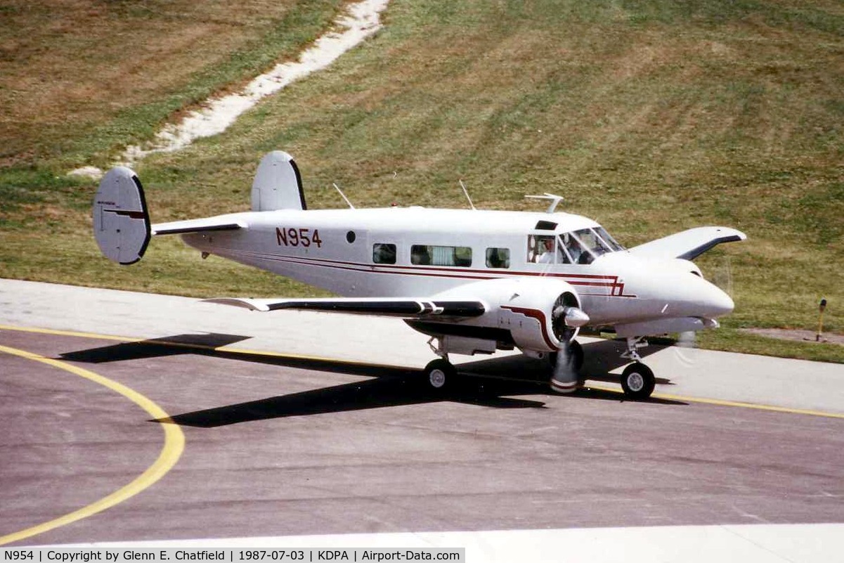 N954, 1964 Beech H-18 Tri-Gear C/N BA-670, Well-kept Twin Beech