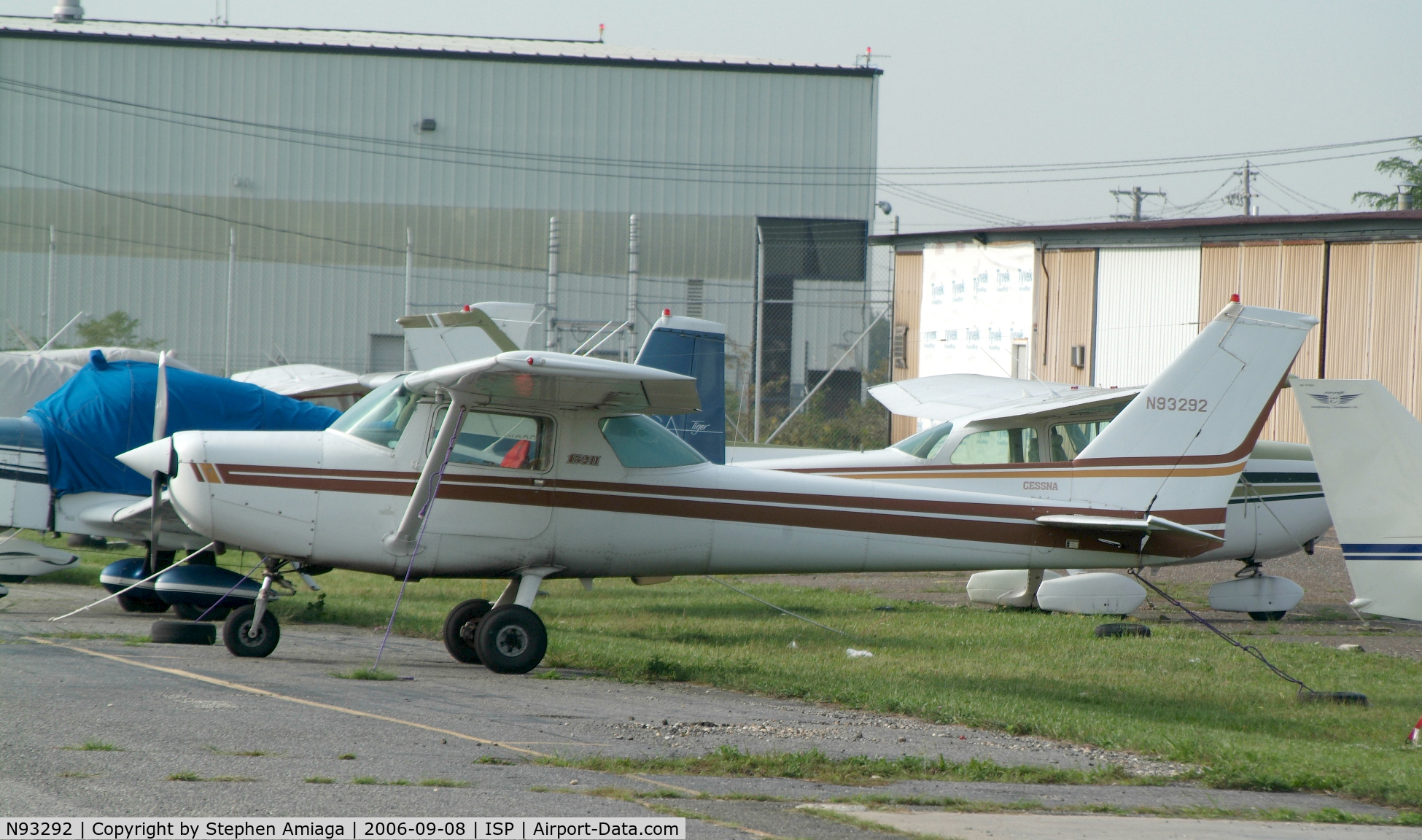 N93292, 1981 Cessna 152 C/N 15285460, On the A&P Ramp