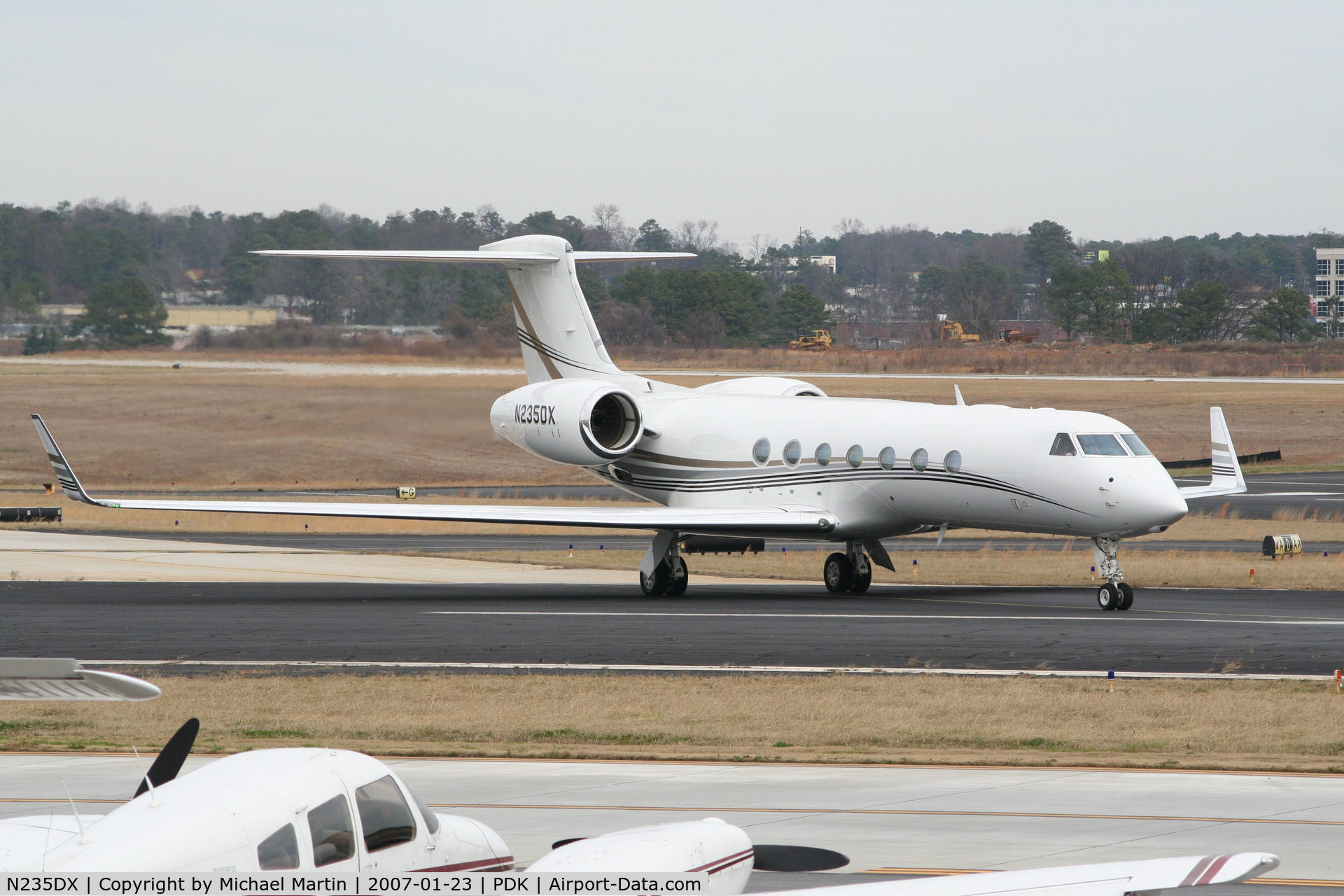 N235DX, 2005 Gulfstream Aerospace GV-SP (G550) C/N 5085, Taxing to Mercury Air Center