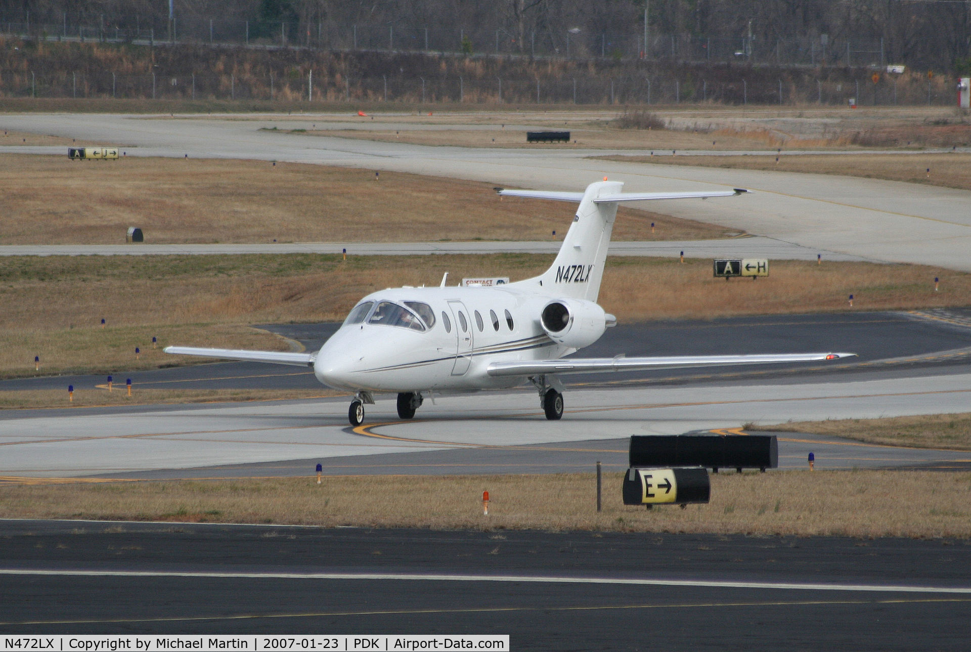 N472LX, Raytheon Aircraft Company 400A C/N RK-481, Taxing to Mercury Air Center