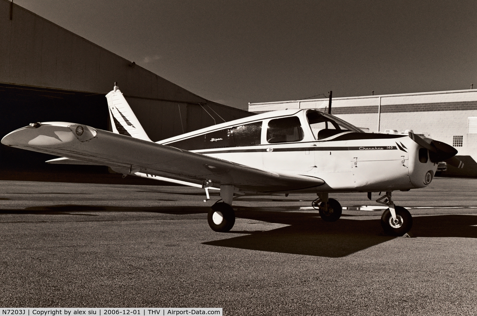 N7203J, 1968 Piper PA-28-140 C/N 28-24534, Wing tips w/ lights