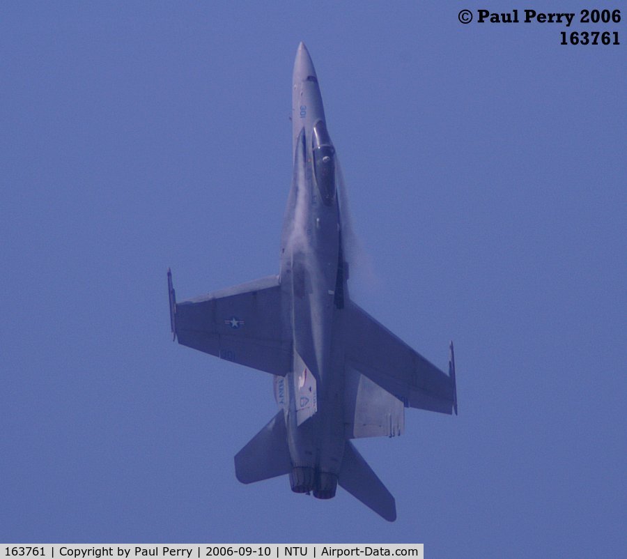 163761, 1989 McDonnell Douglas F/A-18C Hornet C/N 0839, Watch those LERX pull some vapor