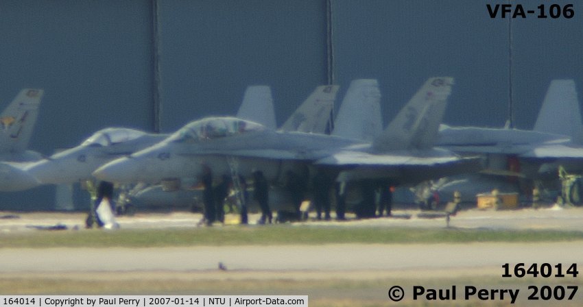 164014, 1990 McDonnell Douglas F/A-18D Hornet C/N 898/D041, AD-434 getting a lot of attention