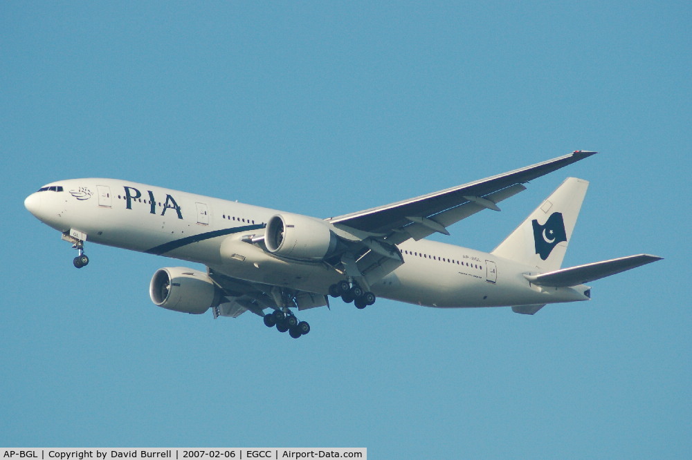 AP-BGL, 2004 Boeing 777-240/ER C/N 33777, PIA - Landing