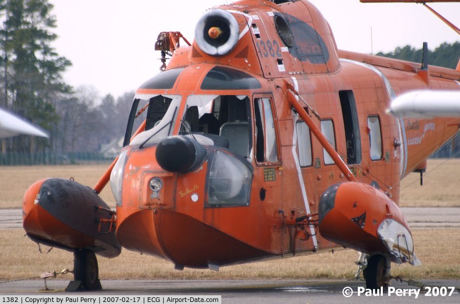 1382, Sikorsky HH-52A Sea Guard C/N 62.063, Better view of the nose. Under the radar, she carries the moniker 