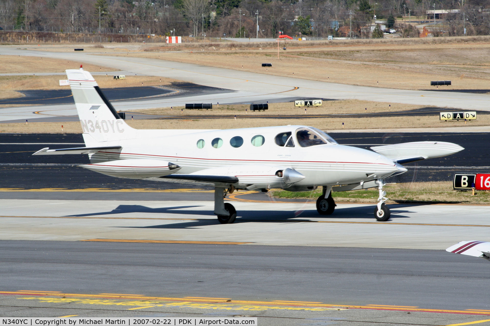 N340YC, 1977 Cessna 340A C/N 340A0375, Taxing to Mercury Air Center