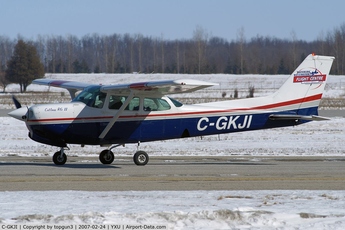 C-GKJI, 1981 Cessna 172RG Cutlass RG C/N 172RG0835, Taxiing on Golf