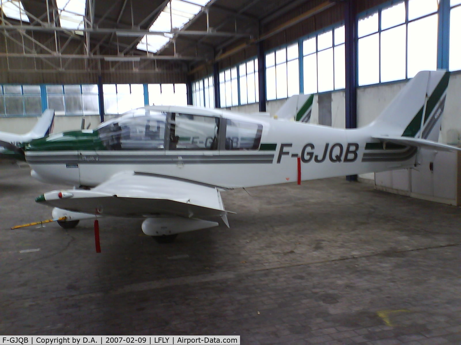 F-GJQB, 1991 Robin DR-400-140B Major C/N 1956, Dans son hangar