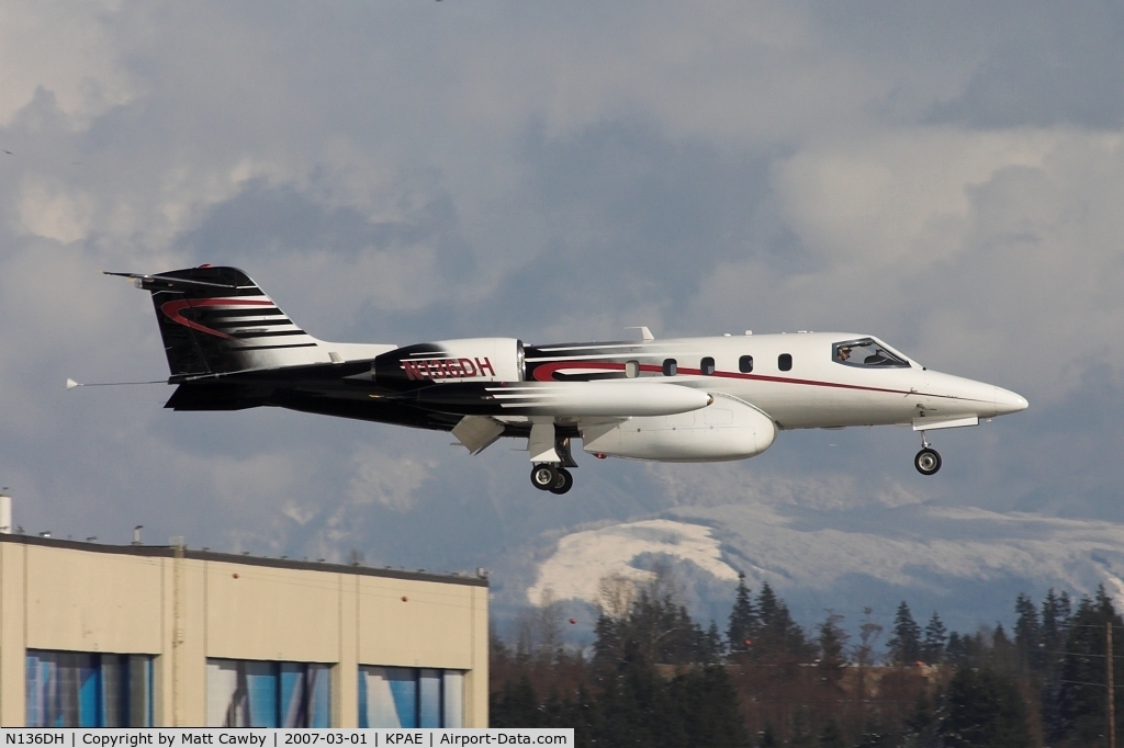 N136DH, 1994 Gates Learjet 36A C/N 036, Landing at Paine Field