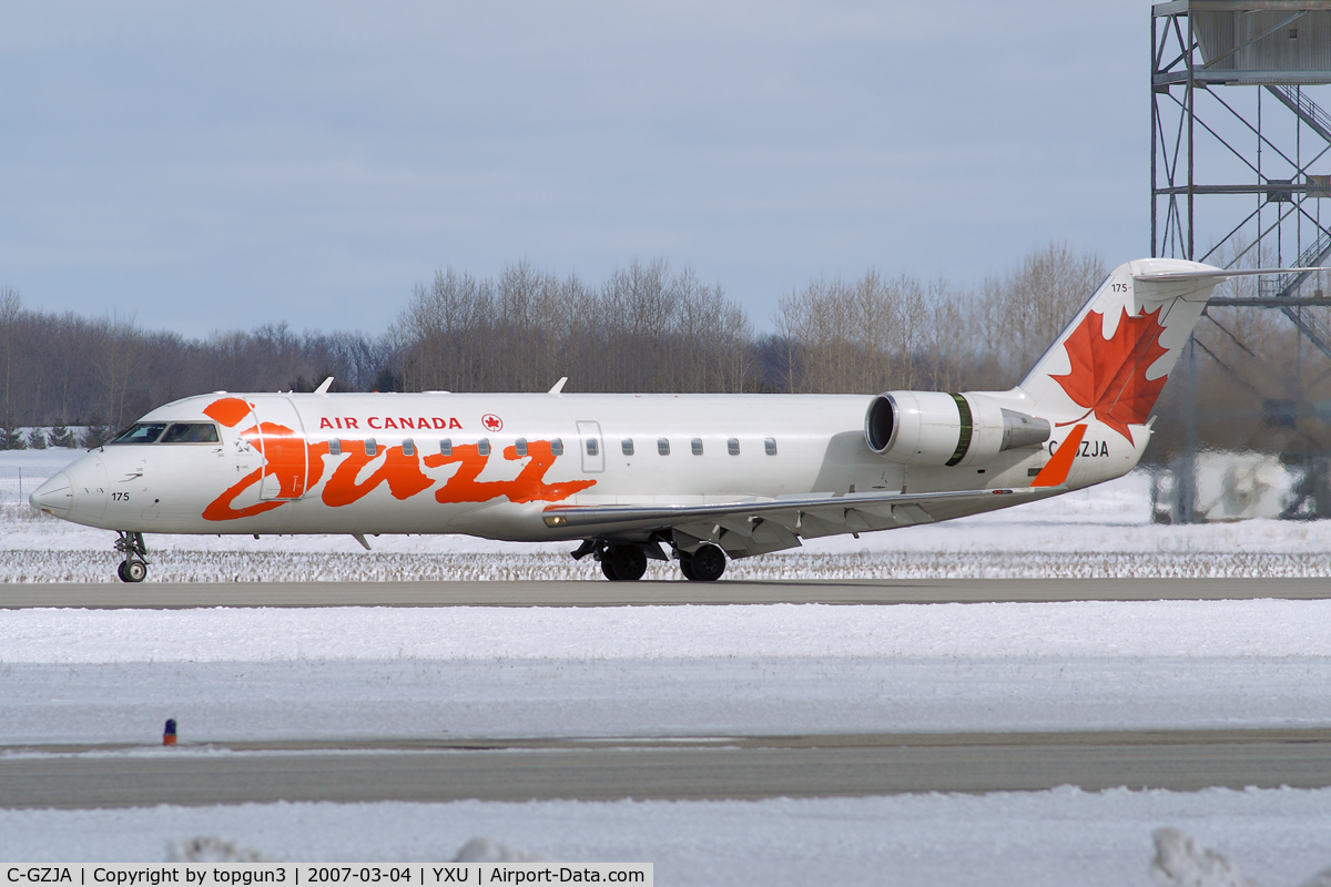 C-GZJA, 2005 Bombardier CRJ-200ER (CL-600-2B19) C/N 8018, Landing on RWY33.
