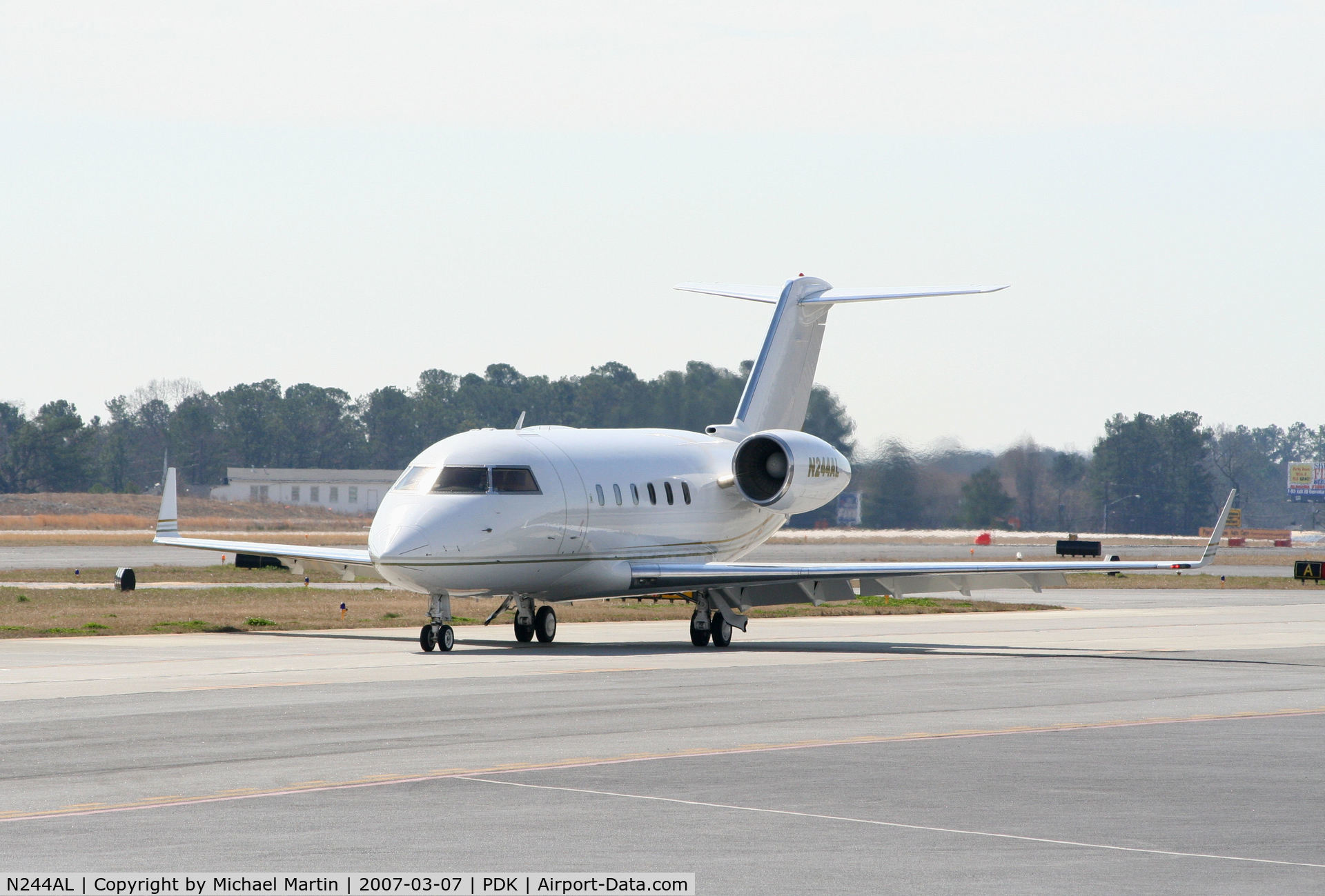 N244AL, 1981 Canadair Challenger 600 (CL-600-1A11) C/N 1005, Taxing to Signature Flight Services