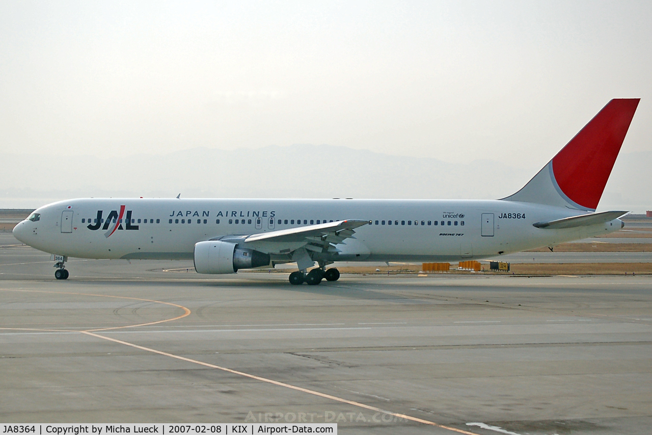 JA8364, Boeing 767-346 C/N 24782, Taxiing to the runway