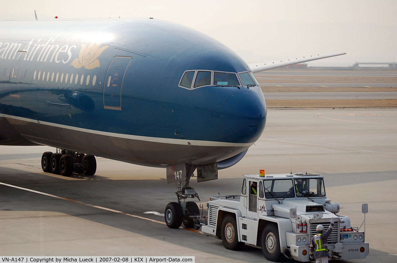 VN-A147, 1998 Boeing 777-2Q8/ER C/N 27607, Push-back