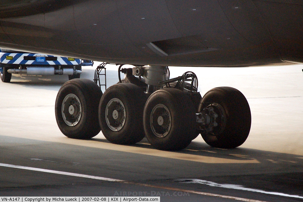VN-A147, 1998 Boeing 777-2Q8/ER C/N 27607, Big wheels