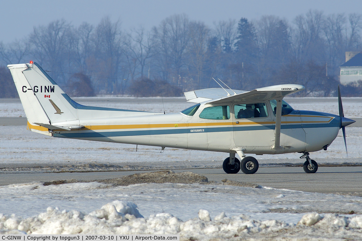 C-GINW, 1980 Cessna 172P C/N 17274487, Taxiing for departure via RWY33.