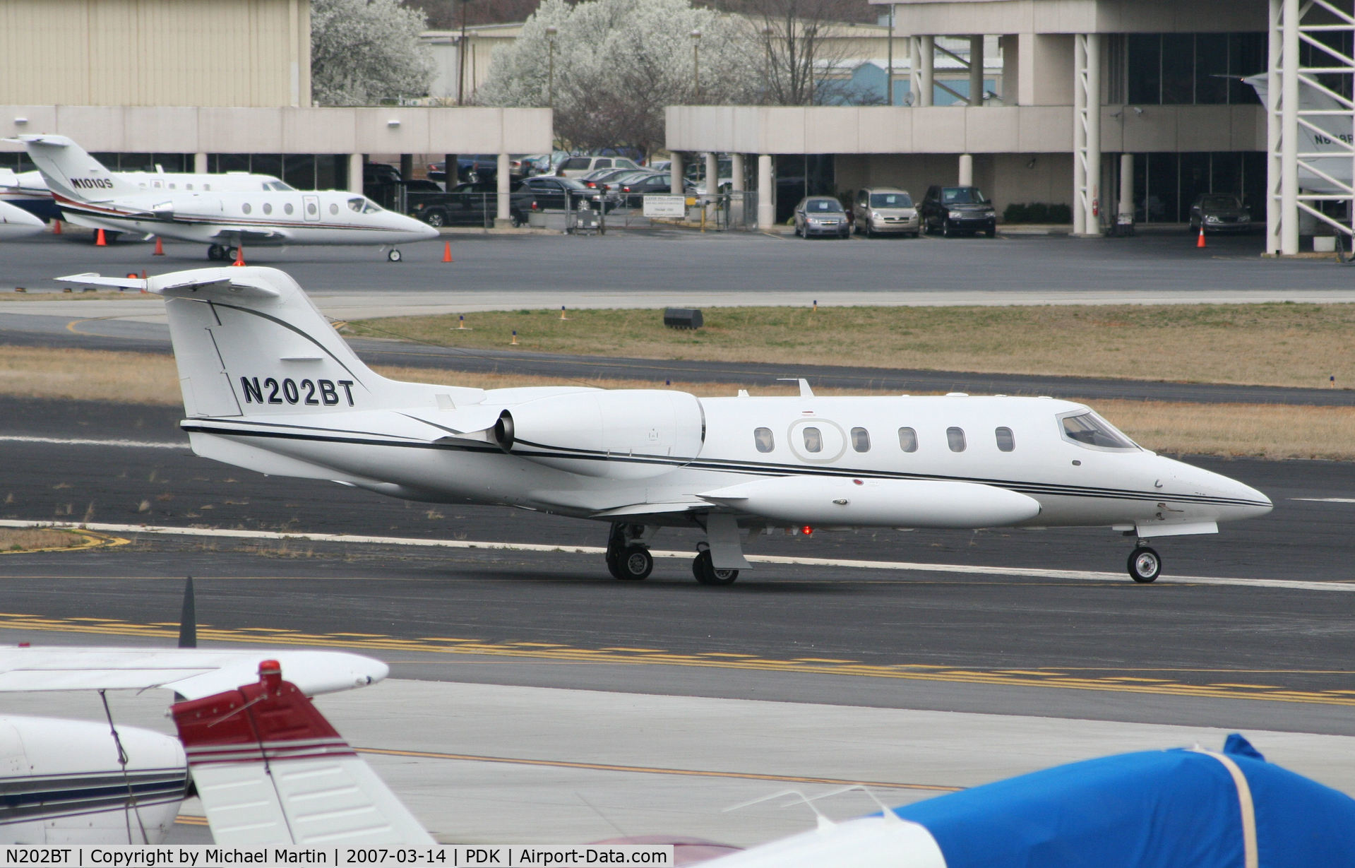 N202BT, 1982 Gates Learjet 35A C/N 483, Taxing to Runway 20L