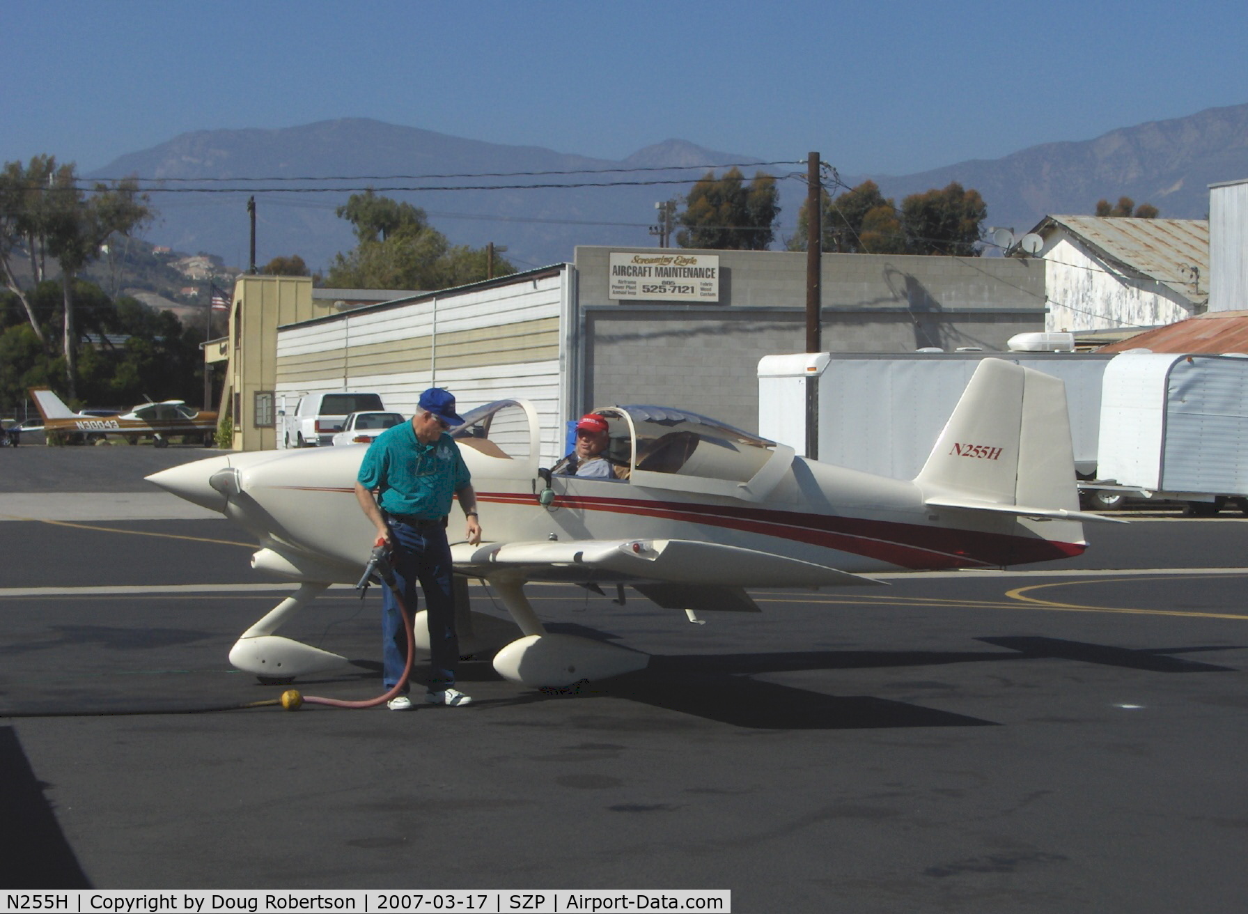 N255H, Vans RV-6A C/N 60132, 2001 Hutchinson/Briegleb Van's RV-6A, refueling