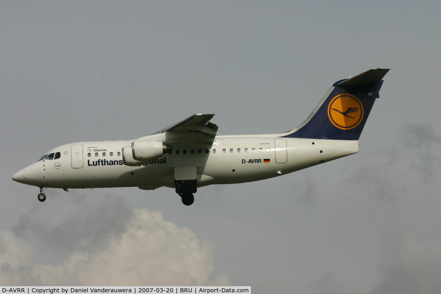 D-AVRR, 1997 BAE Systems Avro 146-RJ85 C/N E.2317, descending to rwy 25L