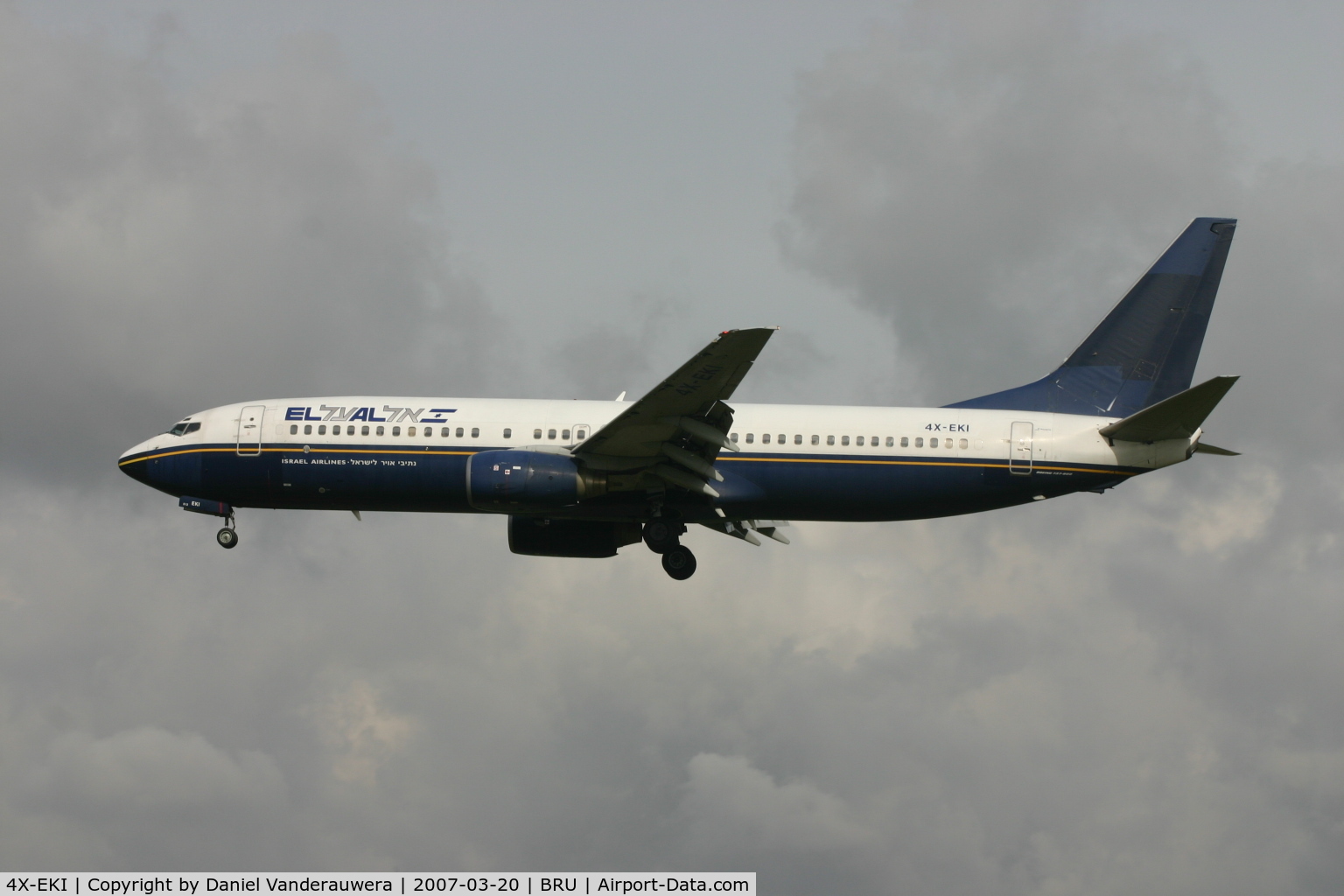 4X-EKI, 1999 Boeing 737-86N C/N 28587, descending to rwy 25L