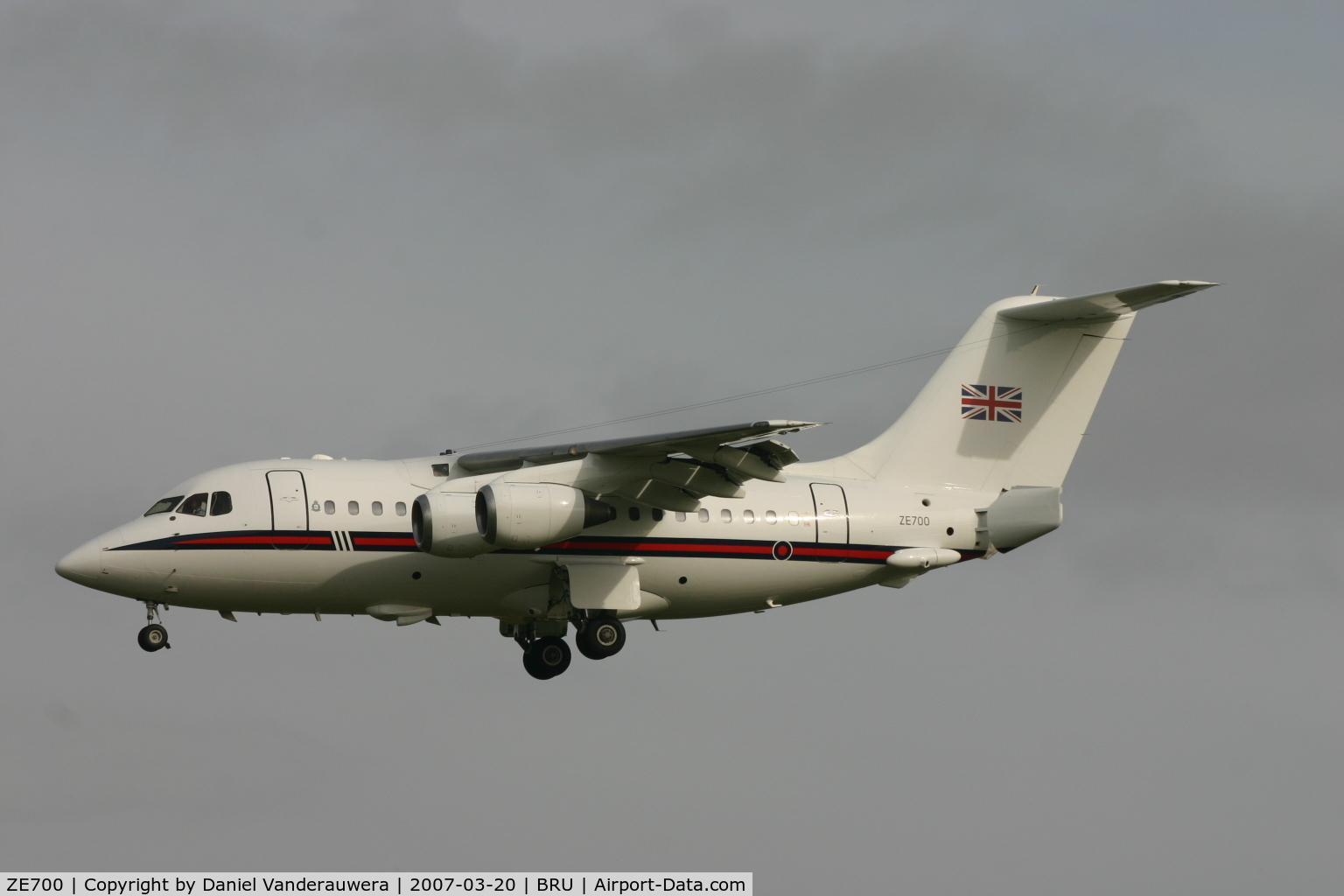 ZE700, 1984 British Aerospace BAe.146 CC.2 C/N E1021, descending to rwy 25L