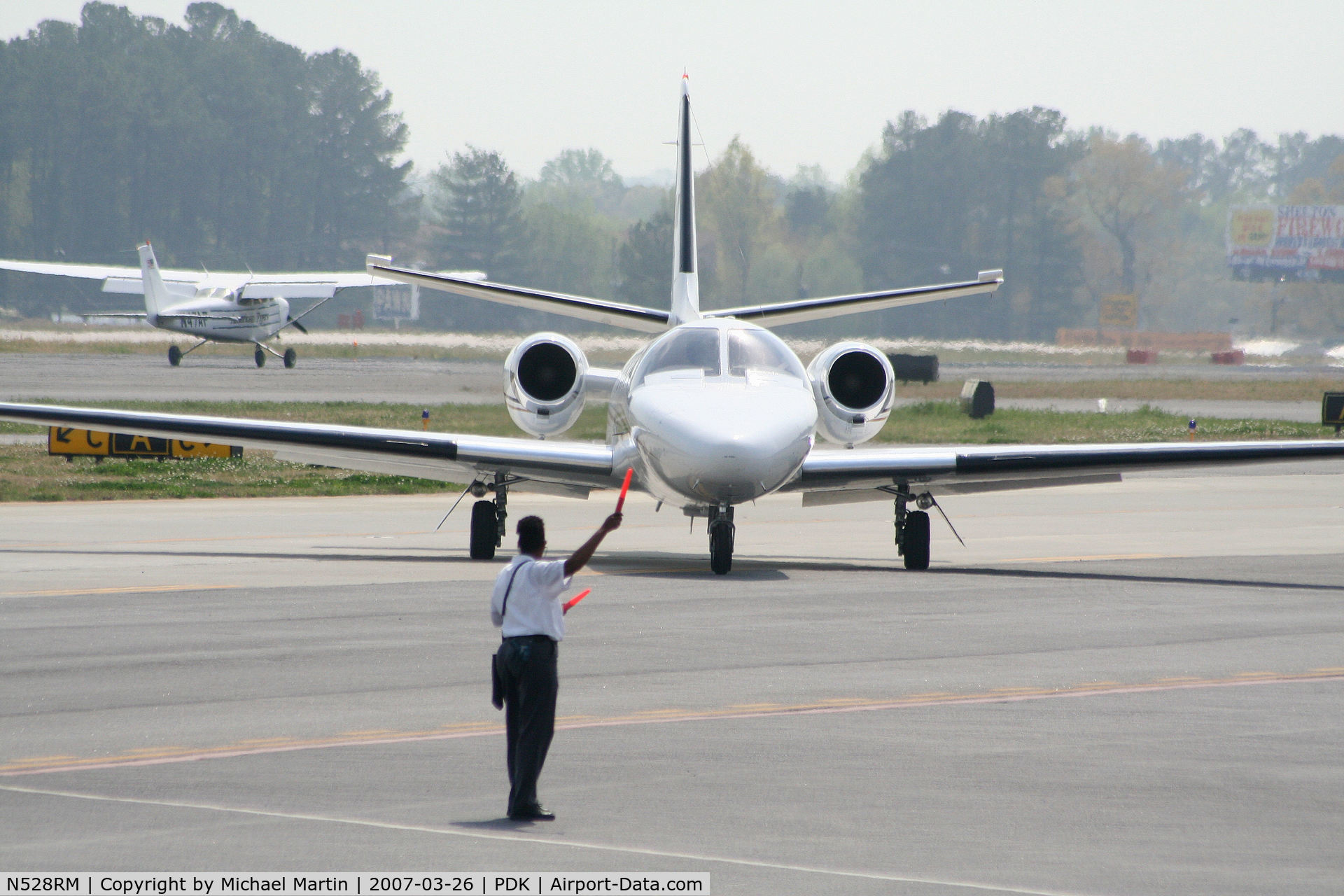 N528RM, 1981 Cessna 501 Citation I/SP C/N 501-0205, Being marshalled at Mercury Air Center