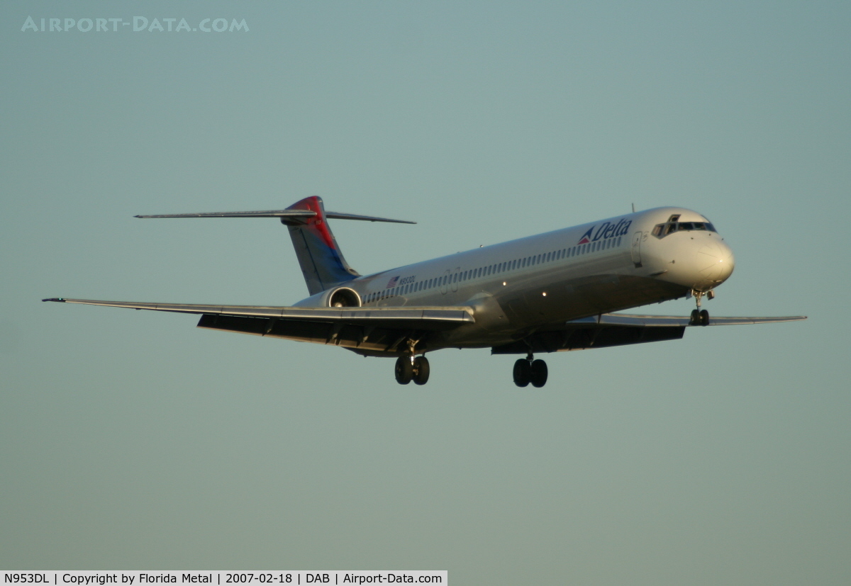 N953DL, 1990 McDonnell Douglas MD-88 C/N 49884, Delta