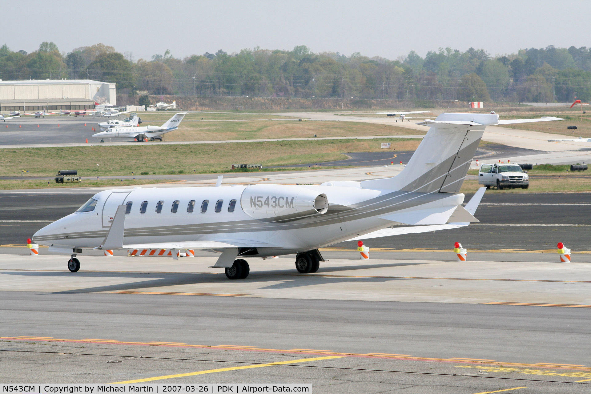 N543CM, 1999 Learjet Inc 45 C/N 062, Taxing to Epps Air Service