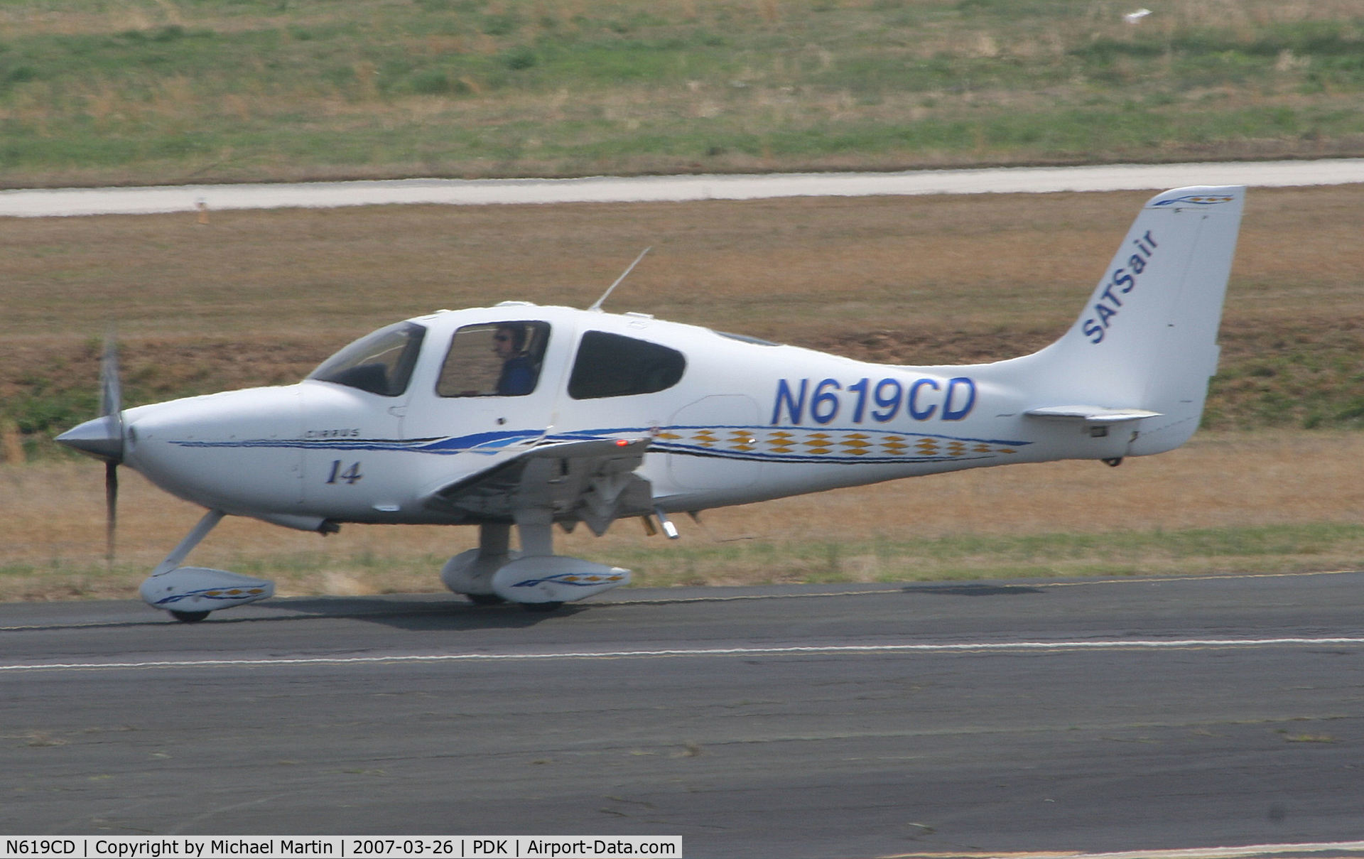 N619CD, 2005 Cirrus SR22 GTS C/N 1672, AirCab 14 taxing to Signature Flight Services