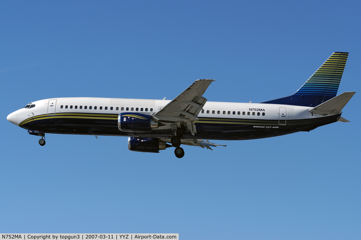 N752MA, 1996 Boeing 737-48E C/N 28198, Short final for RWY23.
