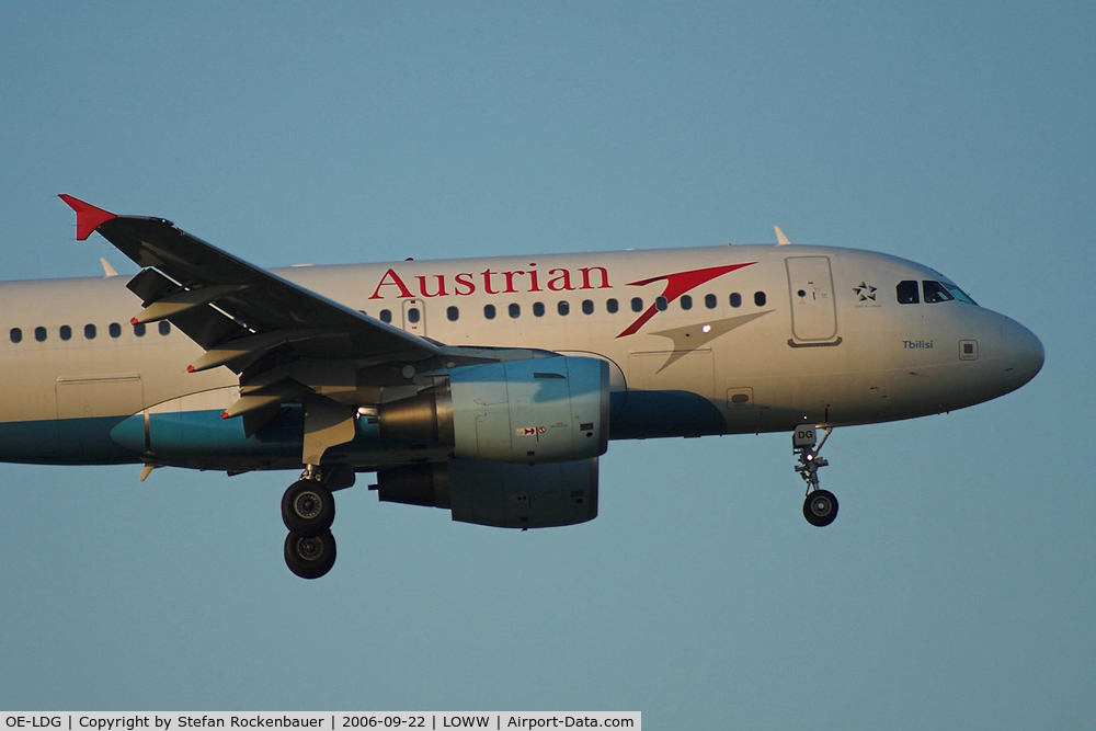 OE-LDG, 2006 Airbus A319-112 C/N 2652, Airbus on very short final.