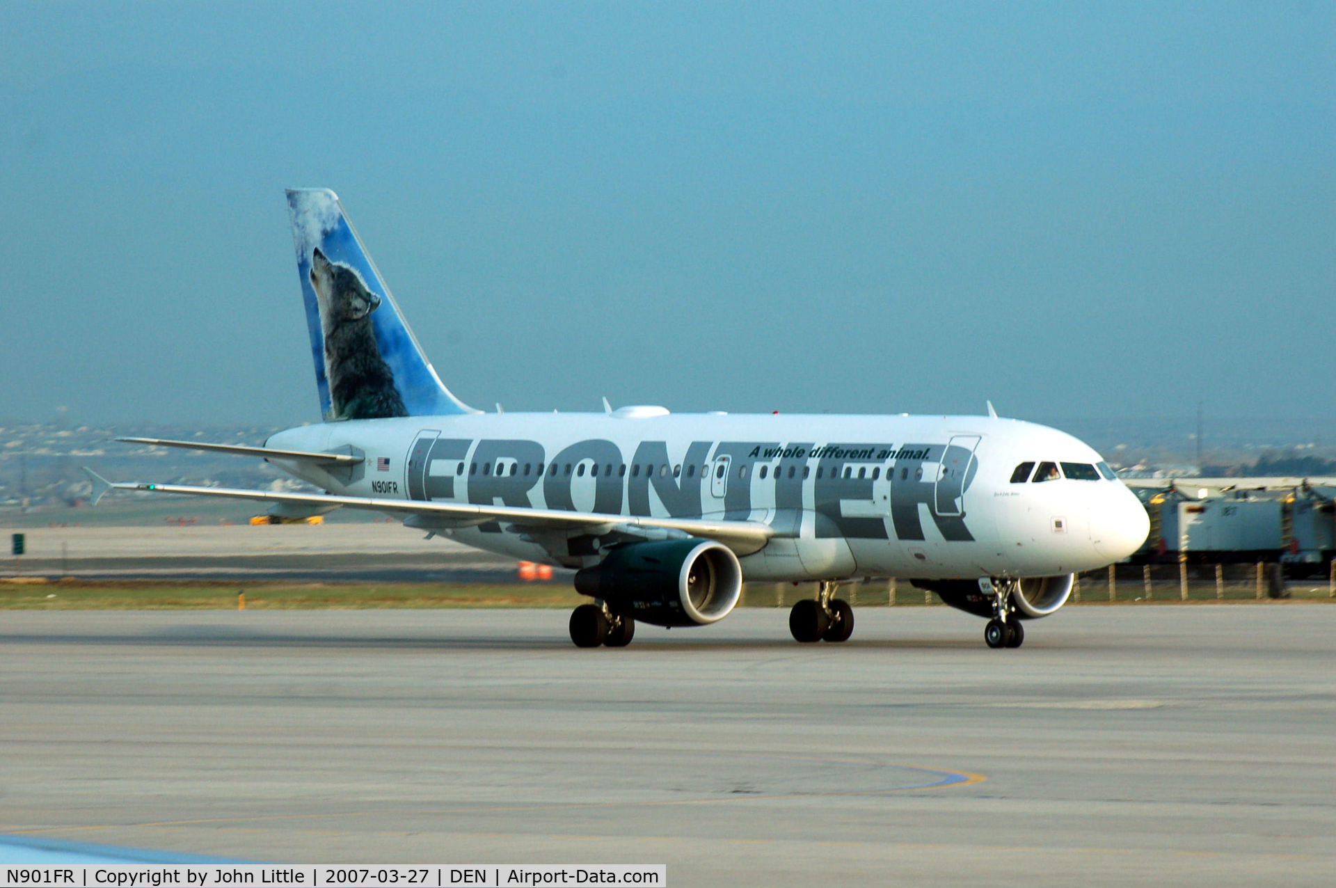 N901FR, 2001 Airbus A319-111 C/N 1488, Frontier Airlines taxi to gate at DIA