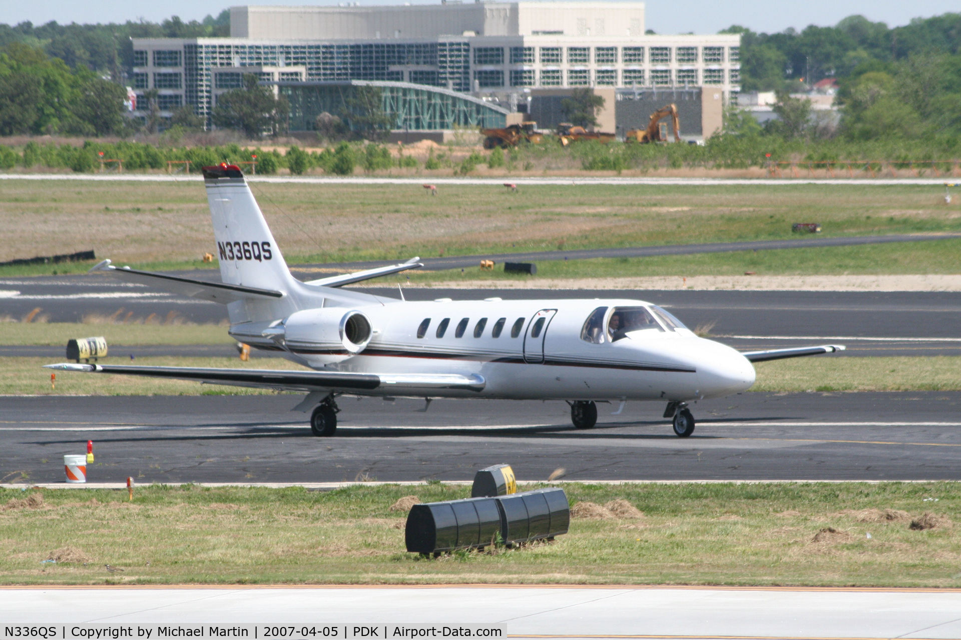 N336QS, 1995 Cessna 560 Citation Ultra C/N 560-0336, Execjet 336 taxing to Runway 2R