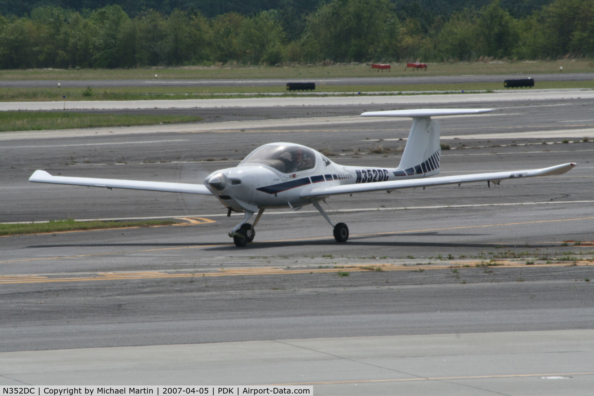 N352DC, 2005 Diamond DA-20C-1 Eclipse C/N C0352, Taxing to Epps Air Service