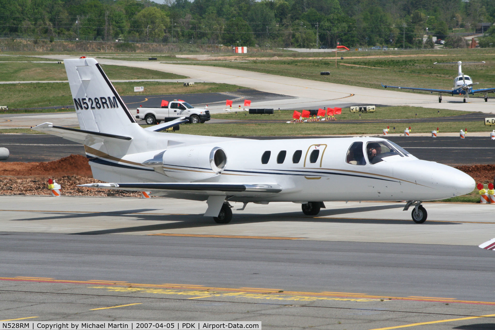 N528RM, 1981 Cessna 501 Citation I/SP C/N 501-0205, Taxing past on going construction