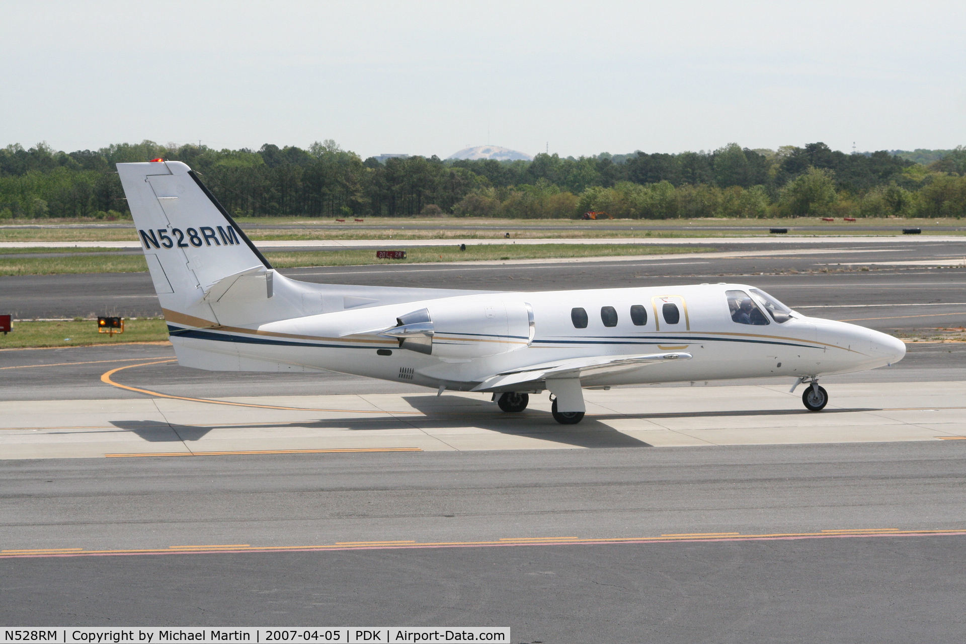 N528RM, 1981 Cessna 501 Citation I/SP C/N 501-0205, Taxing to Mercury Air Center