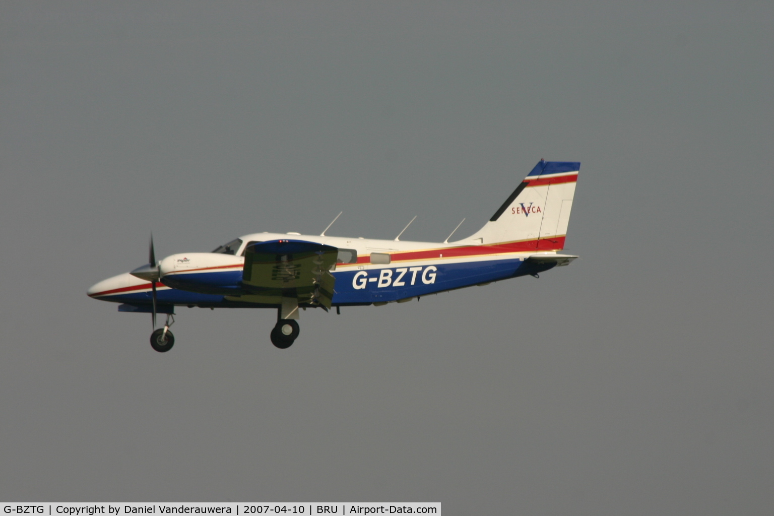 G-BZTG, 1999 Piper PA-34-220T Seneca IV C/N 34-49126, descending to rwy 25L