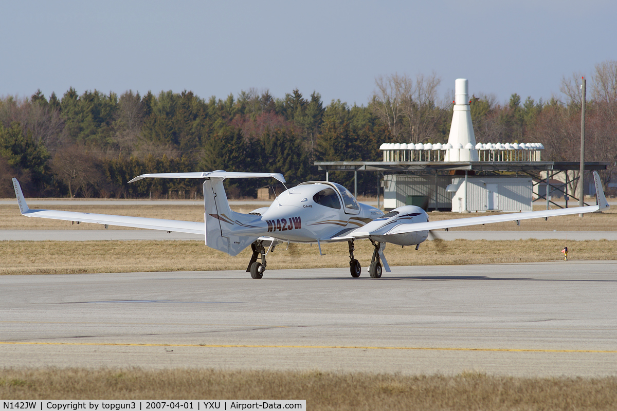 N142JW, 2007 Diamond DA-42 Twin Star C/N 42.AC041, Taxiing on alpha for departure.