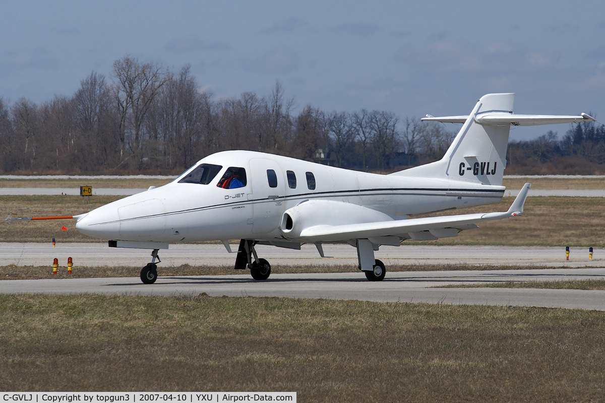C-GVLJ, 2006 Diamond D-JET C/N DJ1 - 0001, Prototype of the D-Jet taxiing on Alpha.