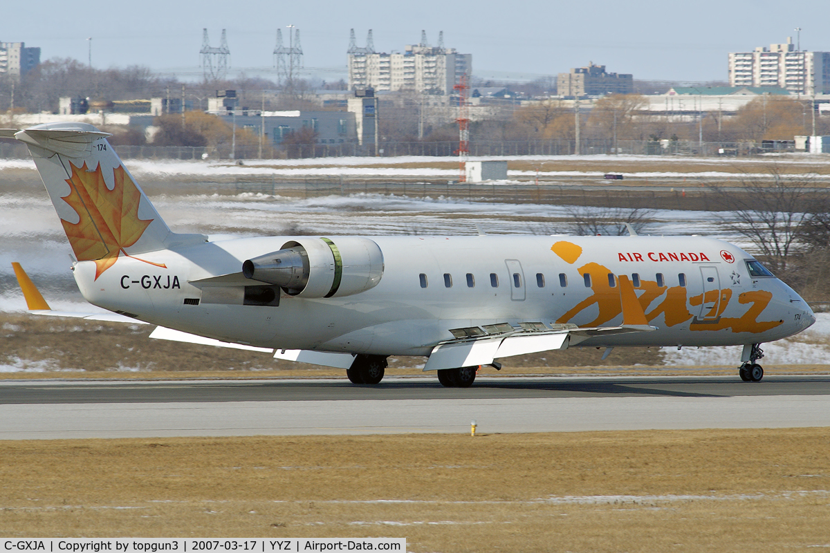C-GXJA, 2005 Bombardier CRJ-200ER (CL-600-2B19) C/N 8017, Landing on RWY33L.