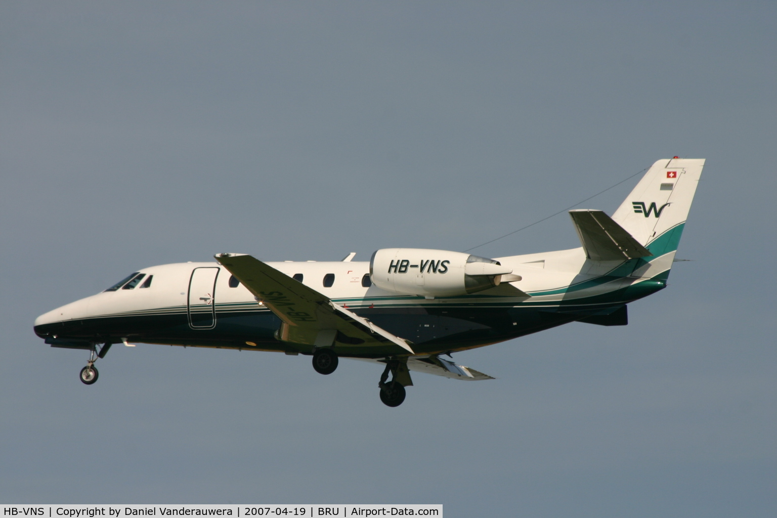 HB-VNS, 2001 Cessna 560XL Citation Excel C/N 560-5209, descending to rwy 25L
